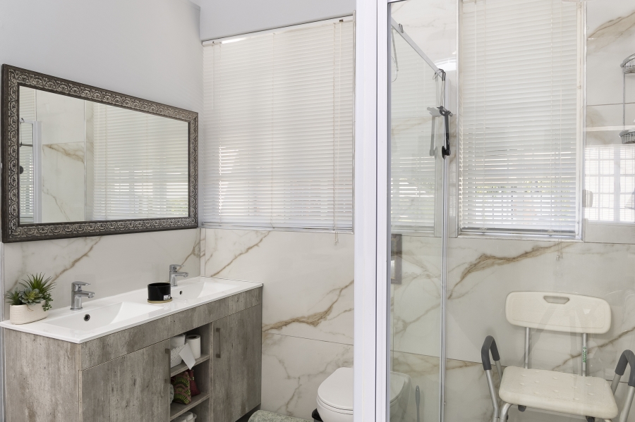 1 Bedroom Property for Sale in Onder Papegaaiberg Western Cape